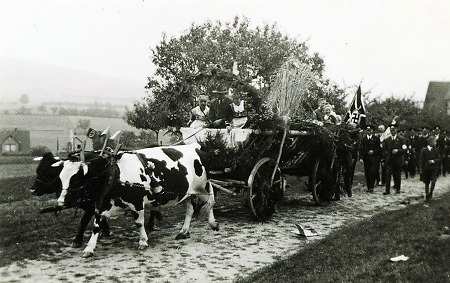 Festwagen bei einem Umzug in Ebsdorf, um 1933/38