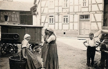 Frauen und Kinder auf einem Hof in Roßdorf, um 1950