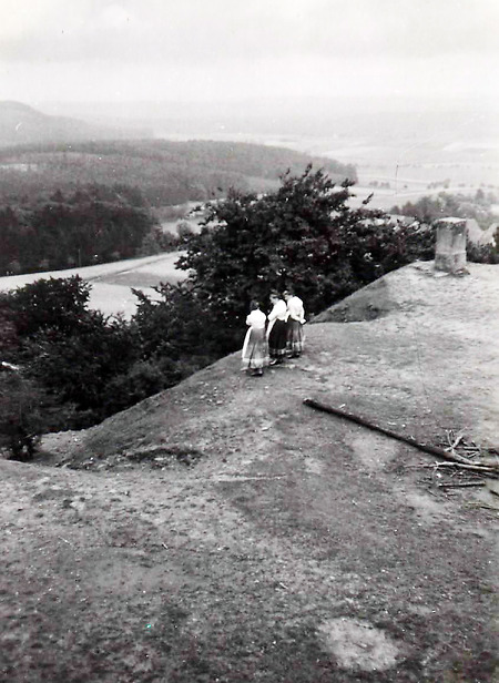 Drei junge Frauen in Marburger Tracht auf dem Plateau des Frauenbergs, um 1935