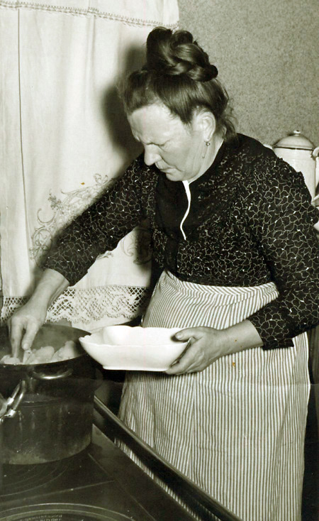 Frau aus Ebsdorf in ihrer Küche, um 1950