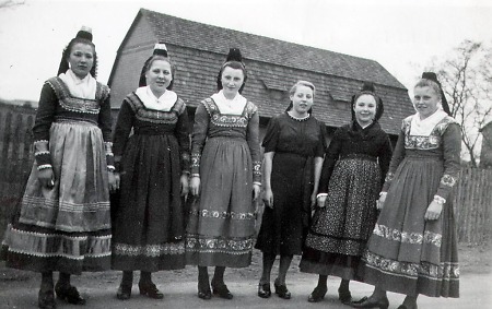 Junge Frauen aus Ebsdorf, um 1930