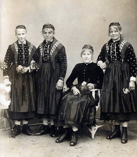 Junge Frauen aus Obereisenhausen, um 1920