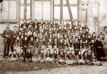 Mädchenschulklasse aus Dreihausen mit ihren Lehrern, 1892