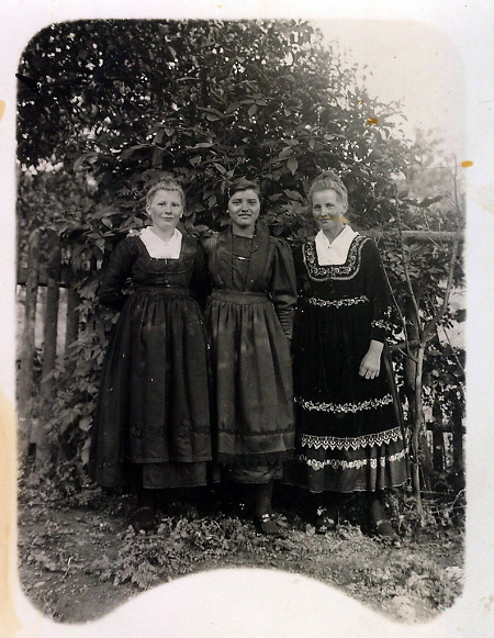 Drei Frauen in Marburger Tracht, 1910er Jahre