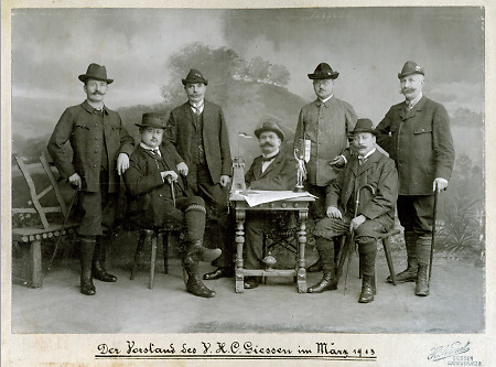Der Vorstand des Vogelsberger-Höhen-Clubs Gießen, März 1913