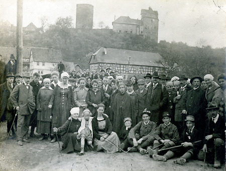 Wandergruppe des Vogelsberger-Höhen-Clubs vor Cleeberg, Mai 1921
