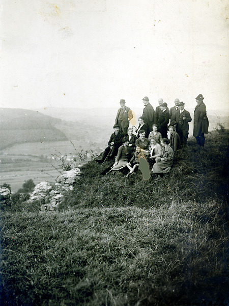 Wandergruppe des Vogelsberger-Höhen-Clubs bei Burg Merenberg, 1926