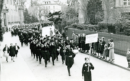 Die Marschkolonne der Firma Bänninger in Gießen, 1. Mai 1933