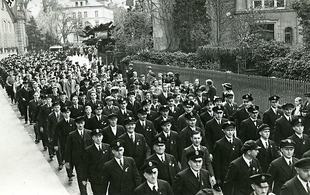 Die Belegschaft der Firma Bänninger in Gießen als Marschkolonne, 1. Mai 1933