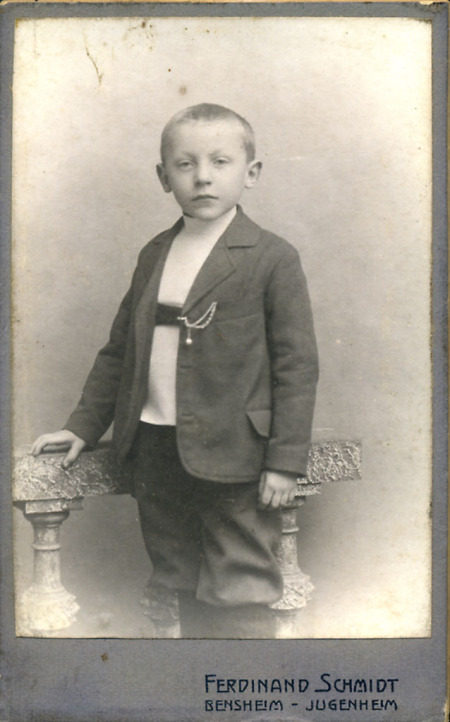 Atelieraufnahme eines Jungen aus Eberstadt, um 1905