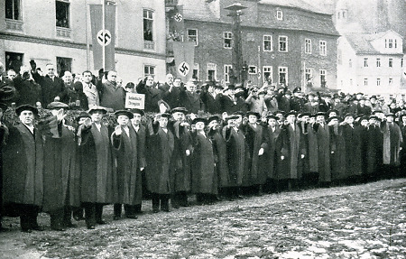 Marburger Professoren am neuen Behring-Denkmal anlässlich der Behringfeier der Universität Marburg, 1940