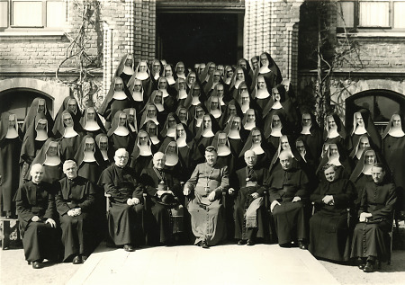 Nonnenkonvent mit dem Limburger Bischof Wilhelm Kempf, 1955