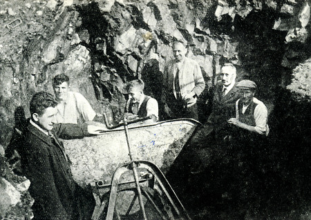 Der nationalsozialistische Abgeordnete Ley bei Arbeitern im Steinbruch bei Dreihausen, 1928