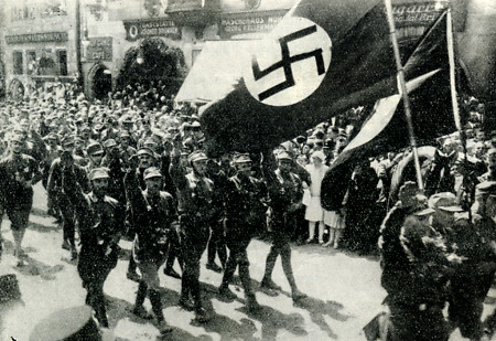 Die Marburger SA beim Vorbeimarsch vor Adolf Hitler auf dem Reichsparteitag in Nürnberg, 1929