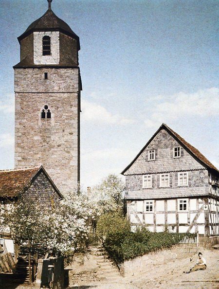 Die Ortsmitte von Wehrda mit der Martinskirche, um 1910