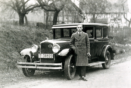 Wagen einer jüdischen Familie aus Ebsdorf mit Chauffeur, 1920er Jahre