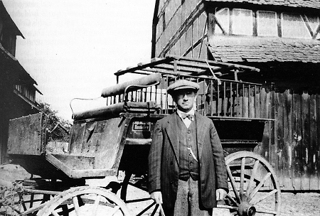 Jüdischer Viehhändler vor seinem kleinen Kälberwagen, um 1930