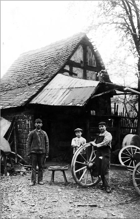Der Schmied aus Oberdieten mit Gesellen (?) und Lehrling, um 1912