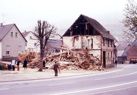 Abbruch der alten Schule in Oberdieten (1), April 1974