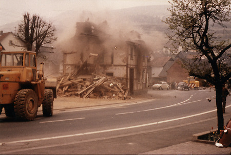 Abbruch der alten Schule in Oberdieten (2), April 1974