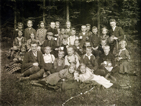 Lehrer aus Oberdieten bei einem Ausflug mit ihrer Klasse, um 1930