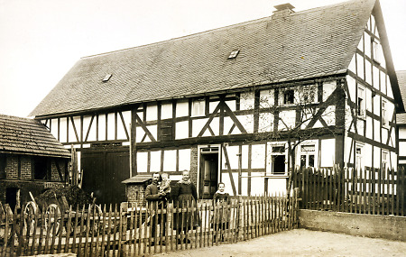 Familie vor ihrem Haus in Oberdieten, 1912