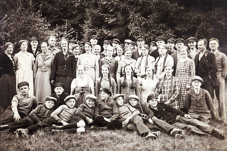 Jugendliche aus Oberdieten an Christi Himmelfahrt 1936, undatiert