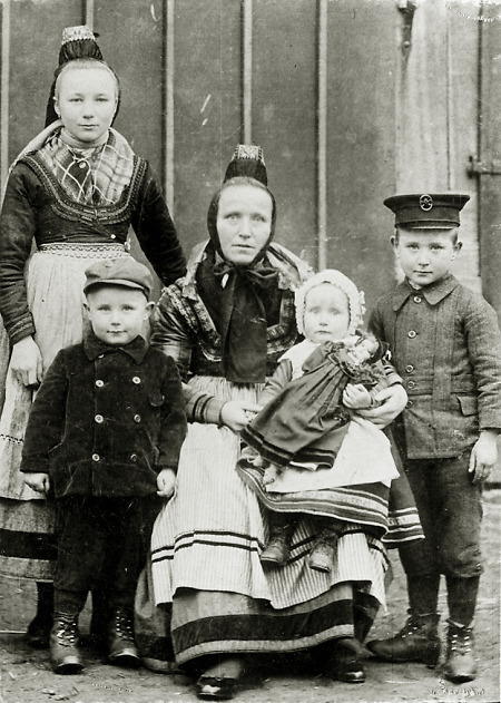 Frau aus Hachborn mit ihren vier Kindern, um 1915