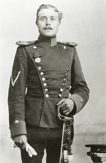 Junger Mann aus Hachborn als Soldat in Paradeuniform, um 1910