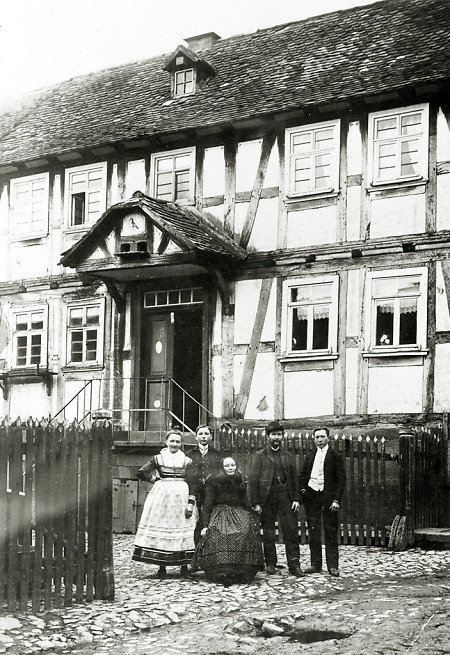 Familie vor ihrem Haus in Hachborn (?), um 1910