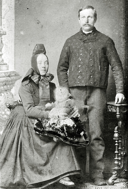 Ehepaar aus Hachborn mit ihrem Kind, um 1891