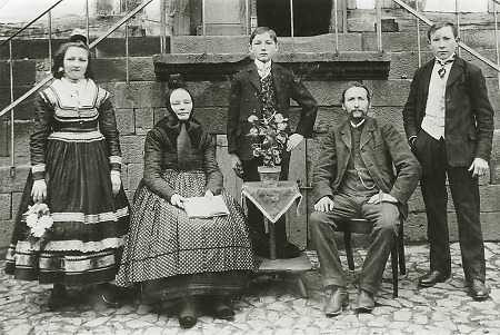 Familie vor der Treppe ihres Hauses in Hachborn, um 1925