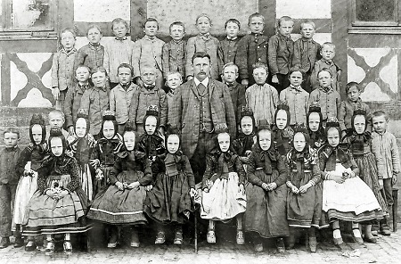 Schulklasse zu Hachborn, 1896