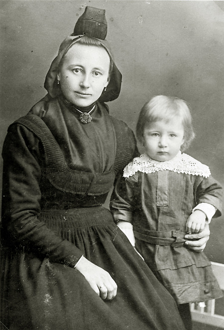 Junge Frau (Witwe ?) aus Hachborn mit Kind, um 1915