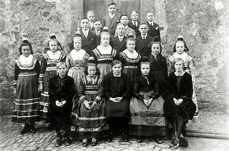 Erinnerungsbild anlässlich der Konfirmation in Hachborn, um 1930
