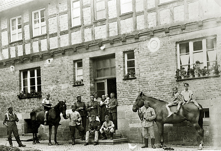 Einquartierte Soldaten und Bewohner von Hachborn, nach 1939
