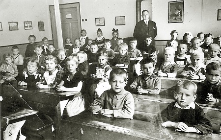 Schulklasse in Hachborn mit Lehrer, um 1930?
