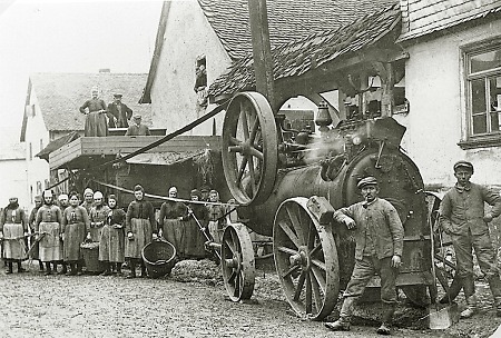 Dreschmaschine mit Dreschern in Hachborn, um 1925