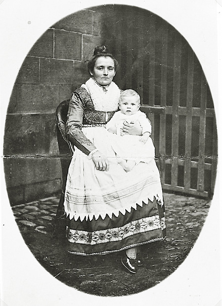 Mutter aus Hachborn mit ihrem Sohn, 1927