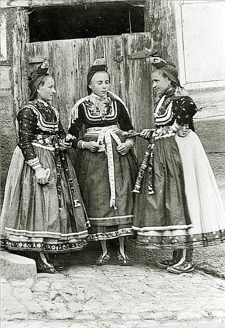 Personengruppe in Hachborn in Marburger Tracht, 1896 (Ausschnitt)