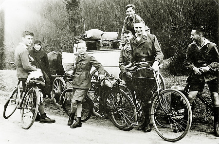 Junge Radfahrer aus Hachborn und der Milchmann auf dem Weg von Marburg nach Hachborn, um 1930