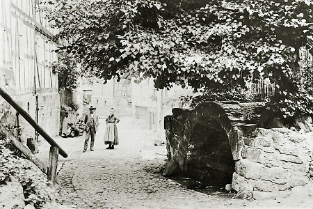 Paar am alten Dorfbrunnen in Hachborn, um 1910?