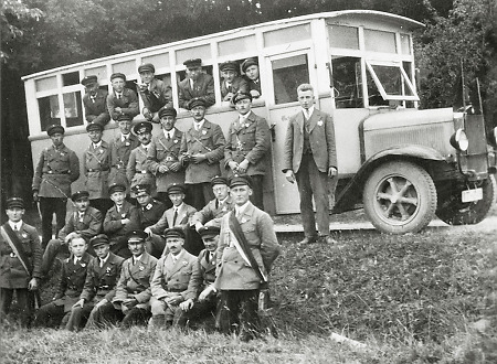 Der Reichsbanner Hachborn bei einer Fahrt mit dem selbstgebauten Bus, um 1928