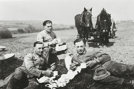 Bauer aus Hachborn mit zwei polnischen Kriegsgefangenen während einer Pause vom Düngerstreuen, 1940-1944