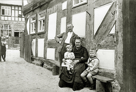 Großeltern mit ihren Enkeln in Hachborn, um 1930