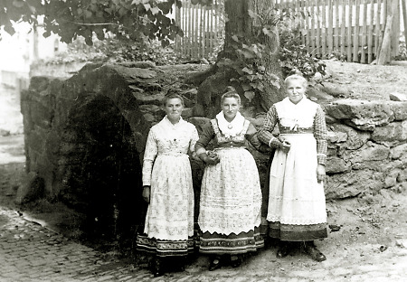 Drei Frauen am Hachborner Brunnen, um 1930