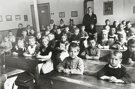 Im Klassenraum der Hachborner Schule, um 1930