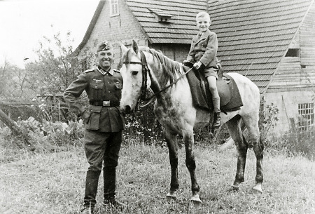Einquartierter Soldat mit einem Hachborner Jungen, 1939/1940