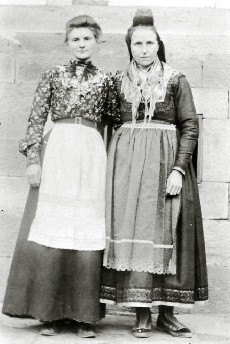 Junge Frau aus Ilschhausen in Tracht mit einer jungen Frau in städtischer Kleidung, vor 1914