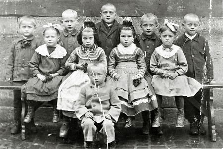Einschulung von Kindern aus Hachborn, um 1919